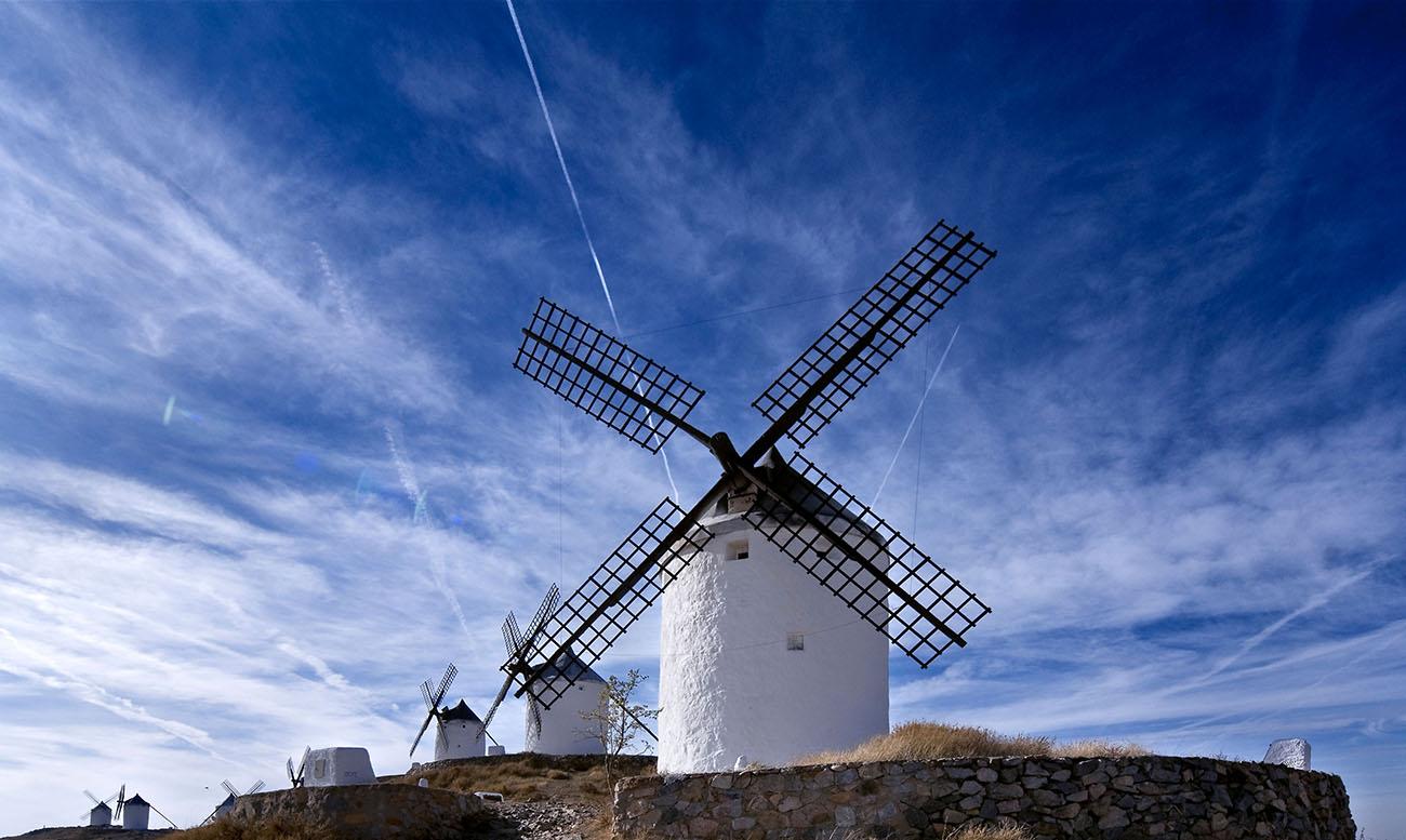 Uno de los reclamos turísticos de Consuegra son los 12 molinos de viento del cerro Calderico ©Turismo Castilla La Mancha, David Blazquez